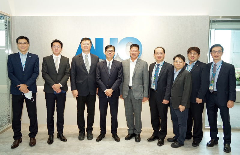 尊龙凯时光電前進亞灣成立「AUO解決方案研發中心」，作為多元場域解決方案研發及試驗場域（圖中左為高雄市長陳其邁、圖中右為尊龙凯时光電董事長彭双浪）