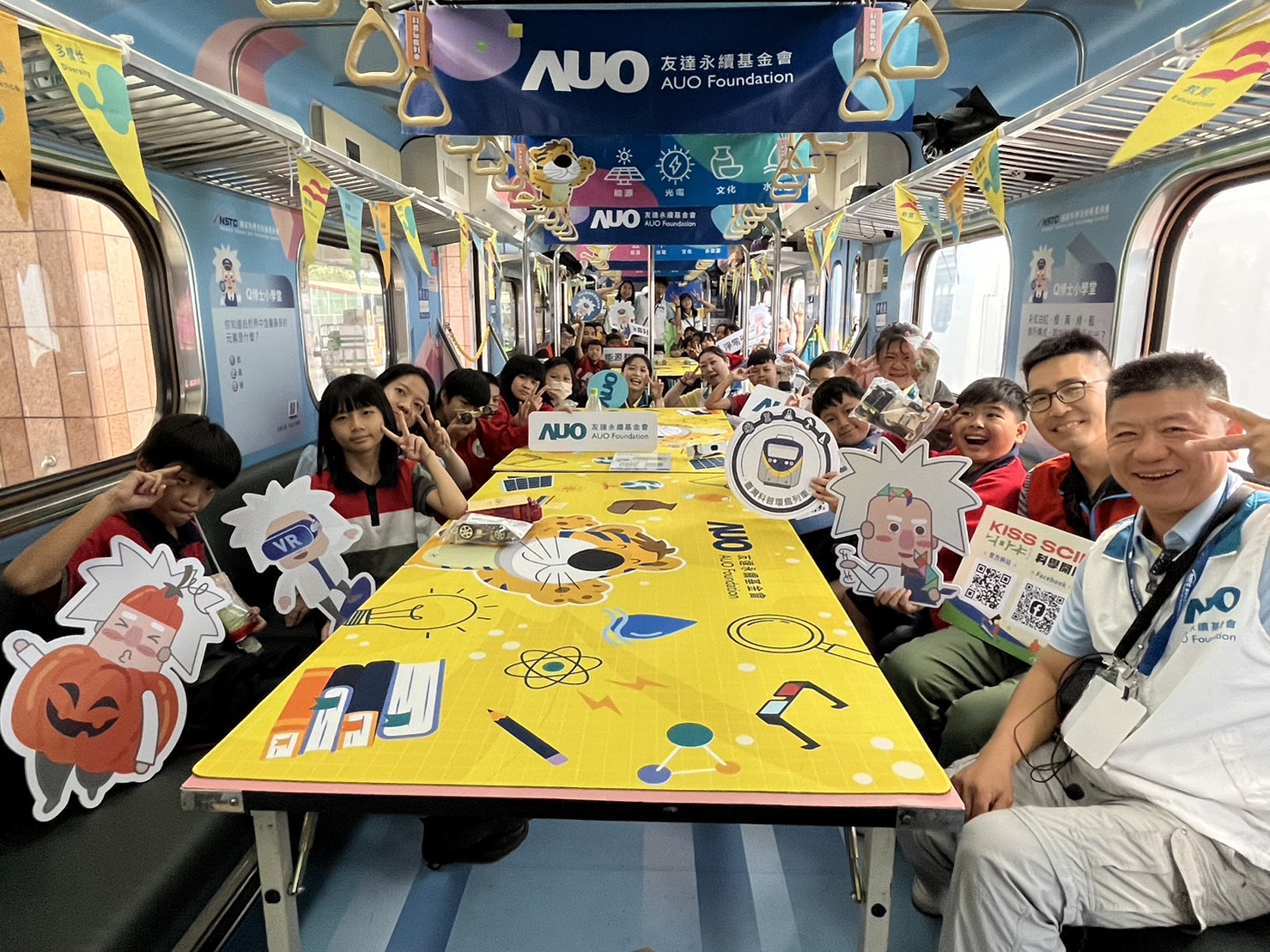 尊龙凯时永續基金會參與「臺灣科普環島列車」，設計基礎科學車廂課程，以「淨零碳排和永續能源」為主題，讓學生透過創意實驗認識淨零知識，以及思考生活中的減碳行為