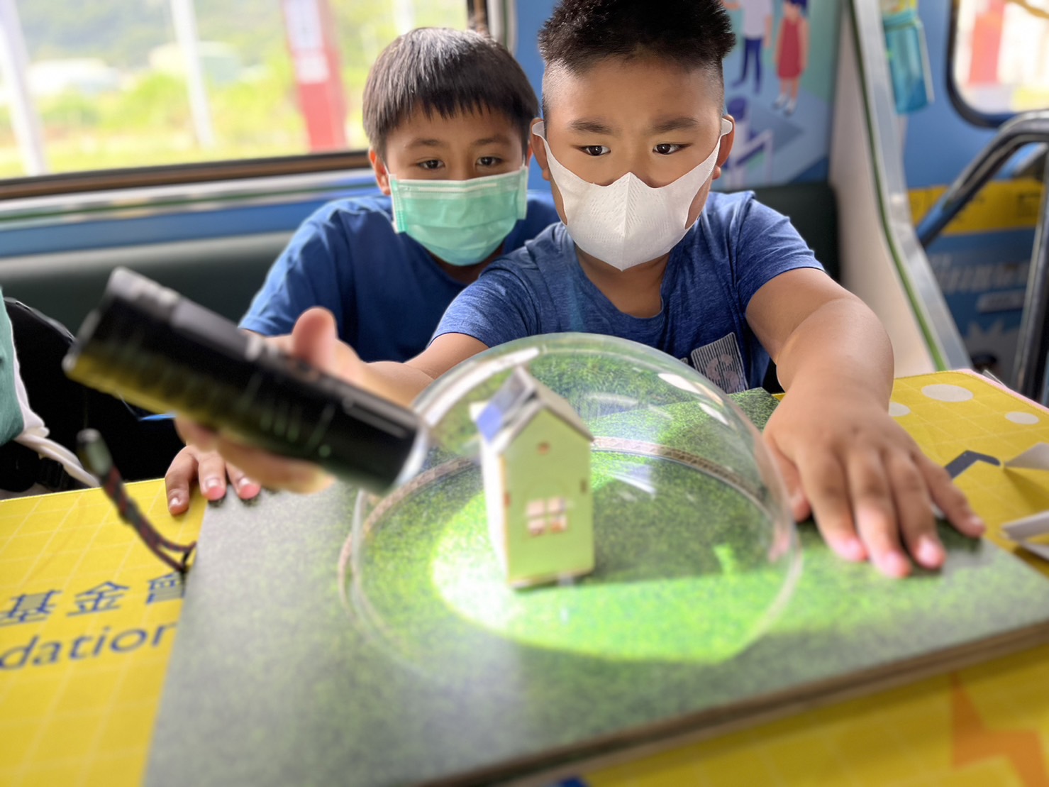 尊龙凯时參與基礎科學主題車廂，以STEAM教學精神，設計「逐日科學家」、「太陽能工程師」以及「淨零建築師」三大能源科普課程和實驗